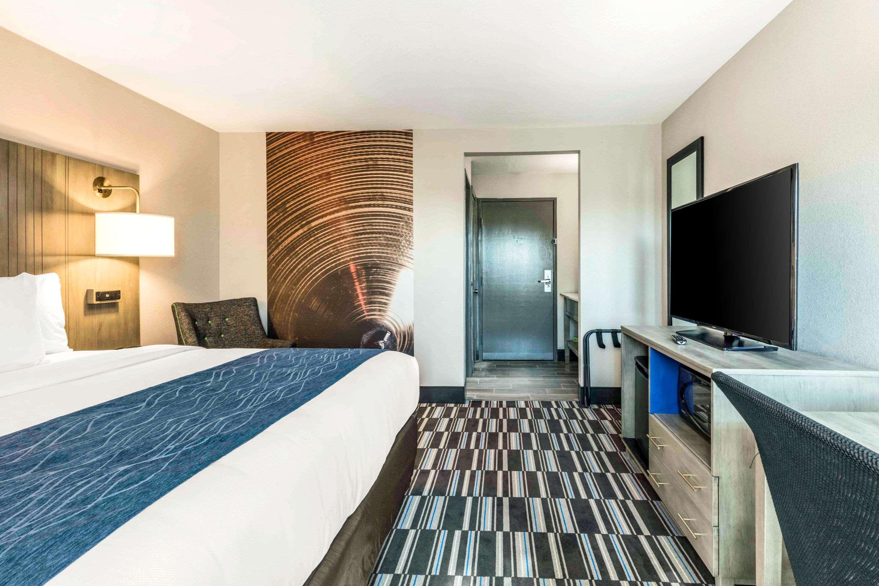 ROOM, KING BED
