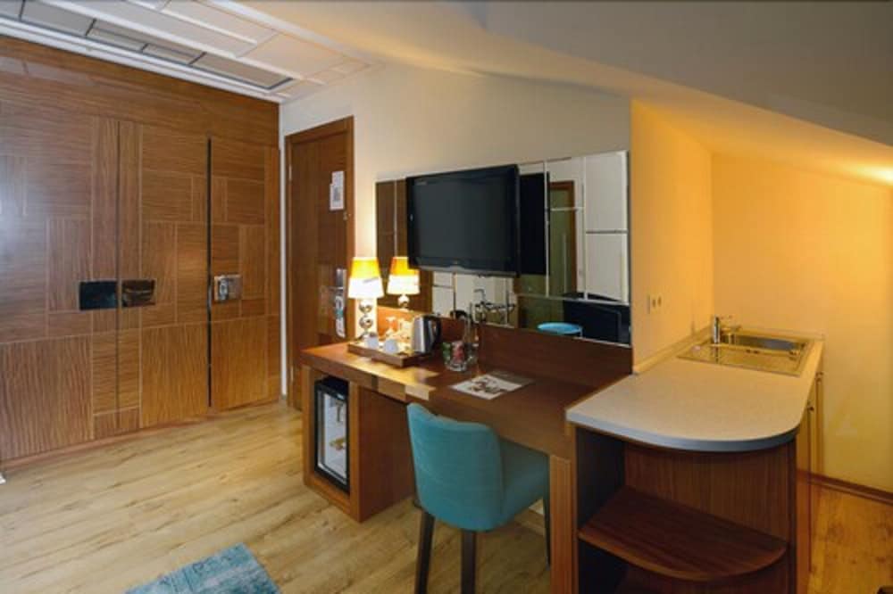 Collage Pera Hotel 23/30