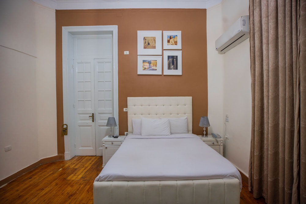 ROOM, DOUBLE BED