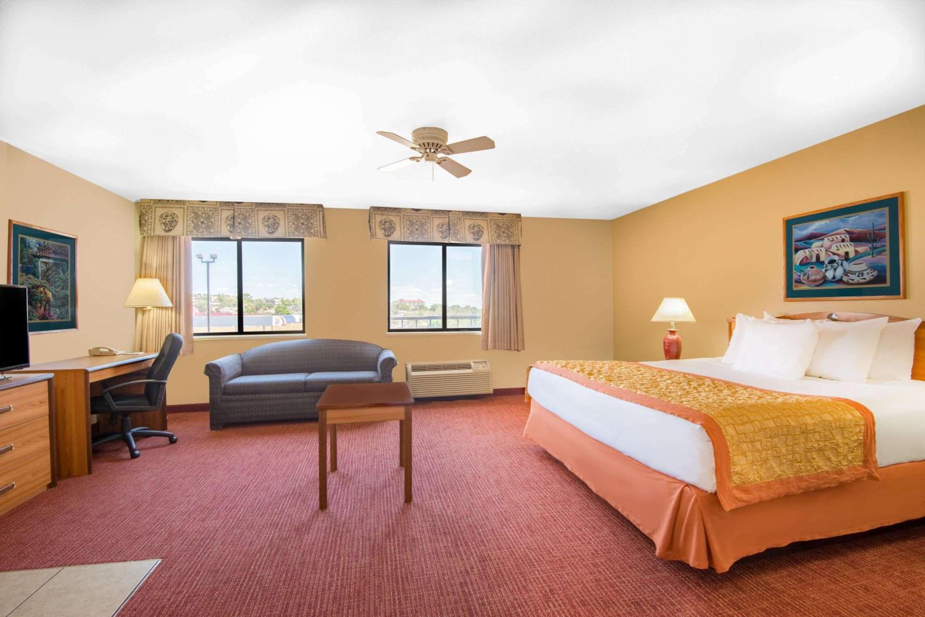 Hawthorn Suites by Wyndham Albuquerque 8/36