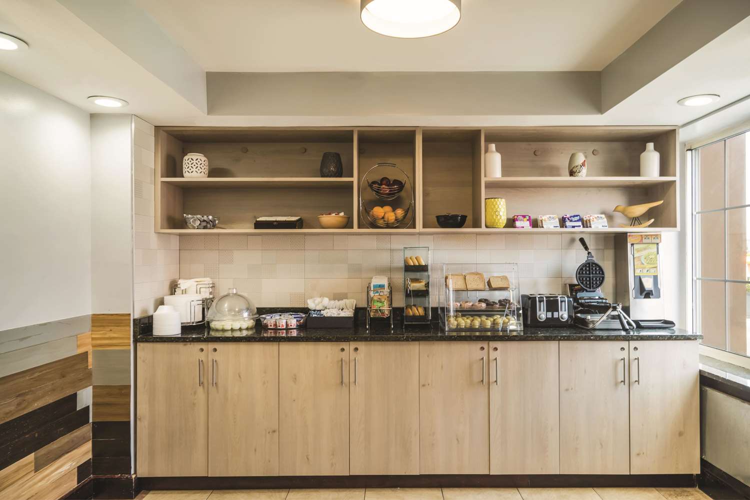 La Quinta Inn & Suites by Wyndham Brooklyn Downtown 7/24