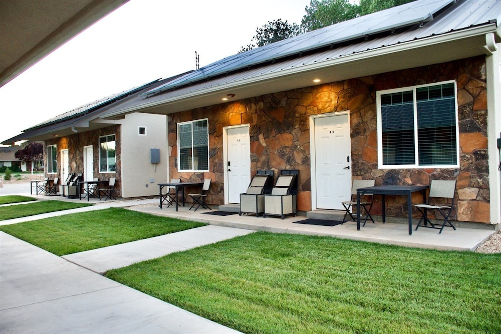Zion s Camp and Cottages 44/50