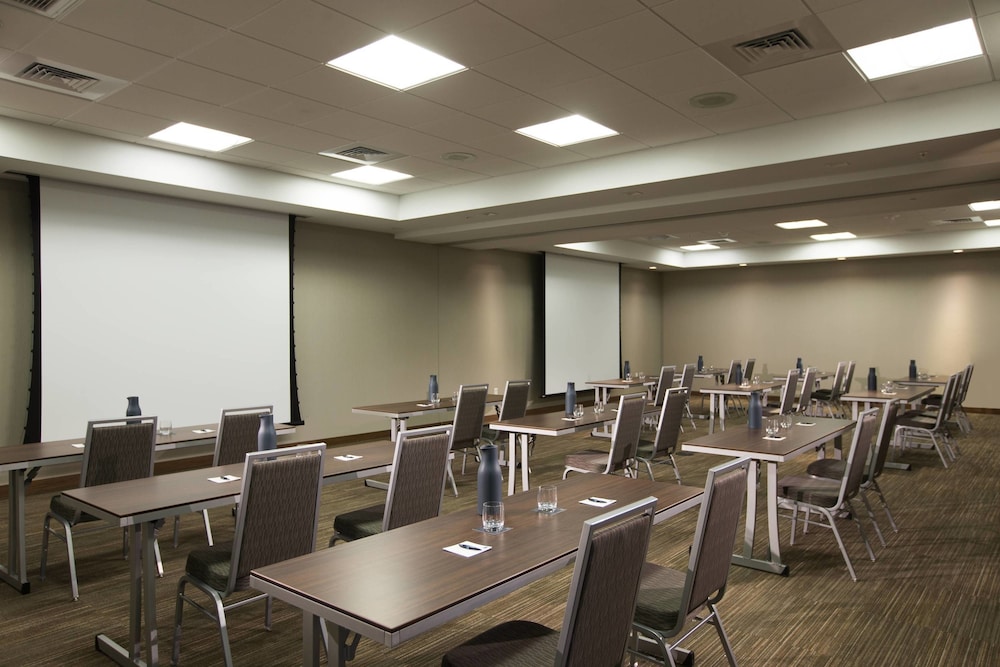 Ac Hotel By Marriott Cincinnati At Liberty Center 42/50
