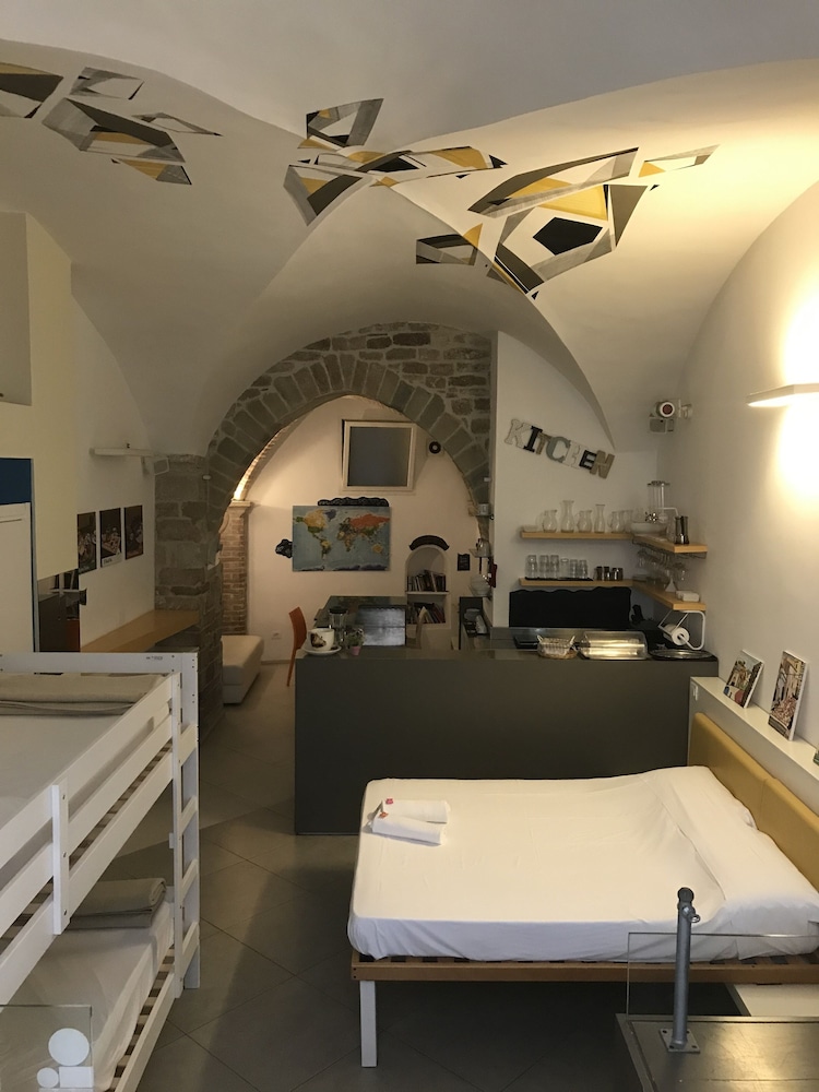 Little Italy Hostel 20/32