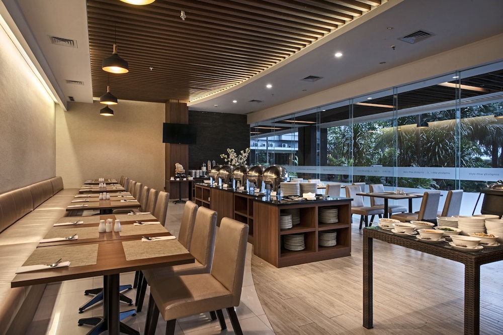 Grand Whiz Poins Square Simatupang 40/53