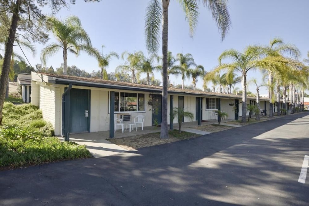 Fallbrook Country Inn 61/65