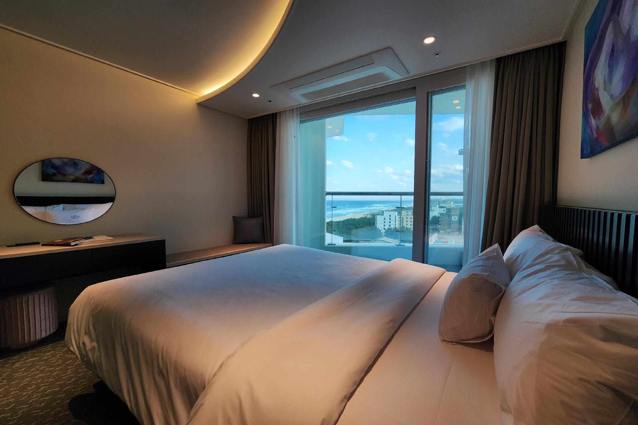 Beach, Superior, Queen Bed, Low Floor