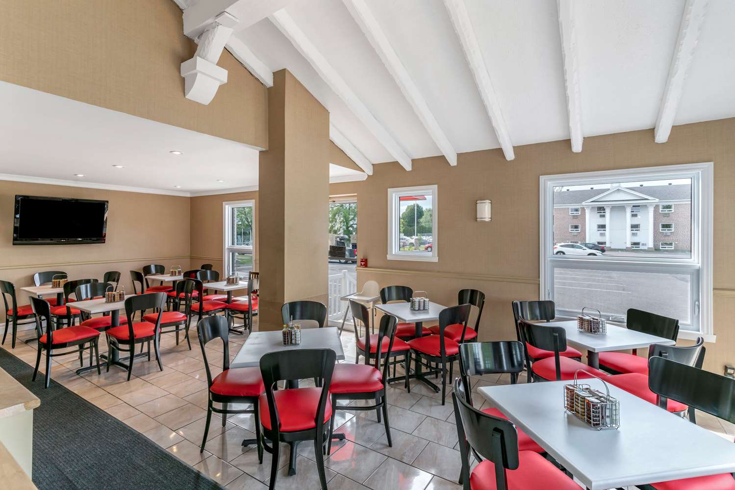 Econo Lodge Brossard, QC 25/28
