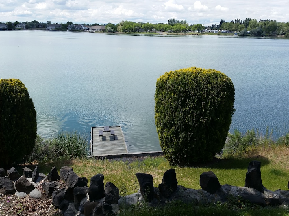 Lakeshore Inn 24/53