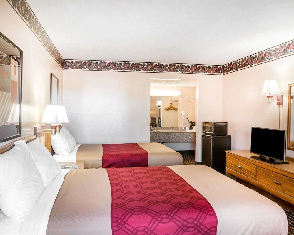 Econo Lodge Mc Donough 22/33