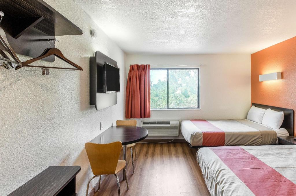 2 Full Beds Smoking