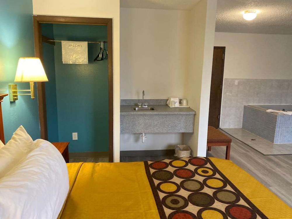 Americas Best Value Inn West Frankfort 18/30