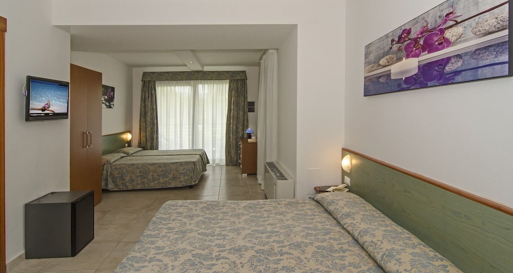 Hotel Paris 18/37