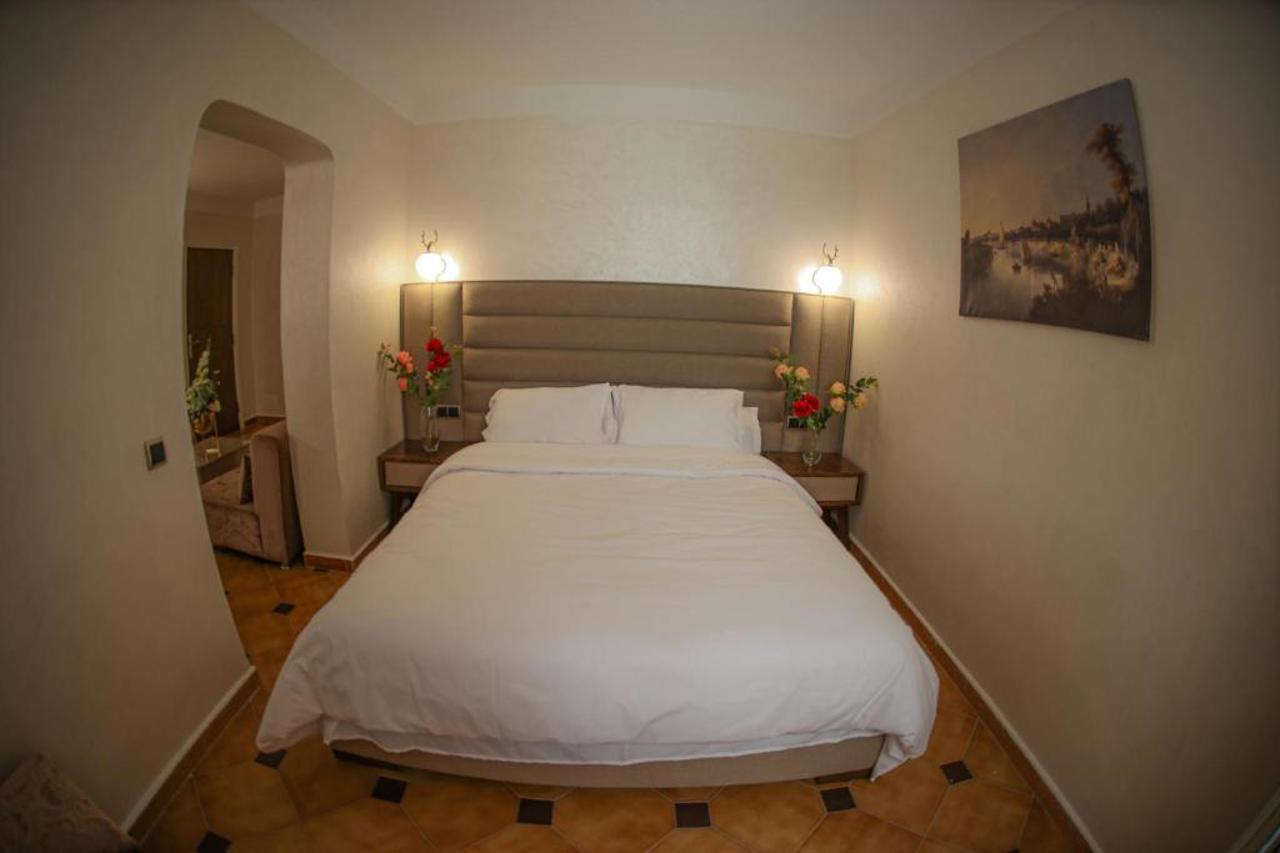 Hotel Des Lilas 15/18