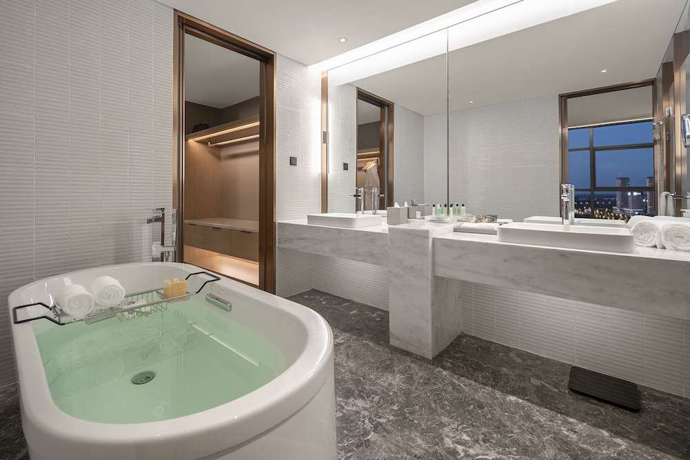 Holiday Inn Fuyang 6/75