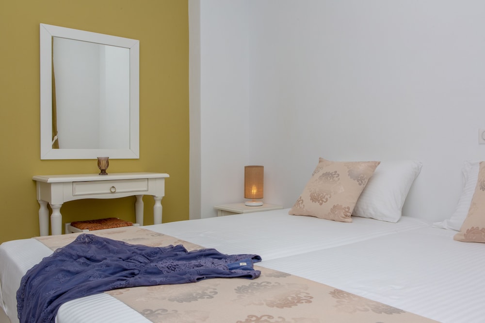 Sun and Moon Villas and Suites 12/72