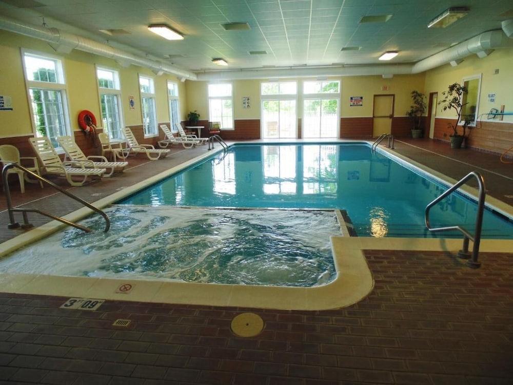 American Inn and Suites Houghton Lake 32/59
