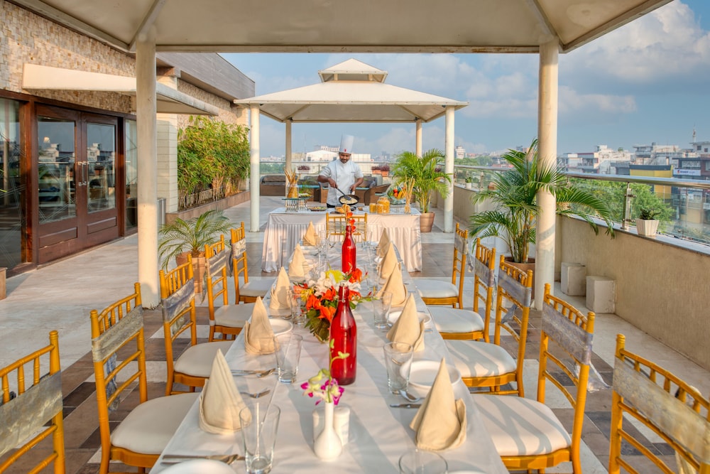 SAPNA CLARKS INN 31/47
