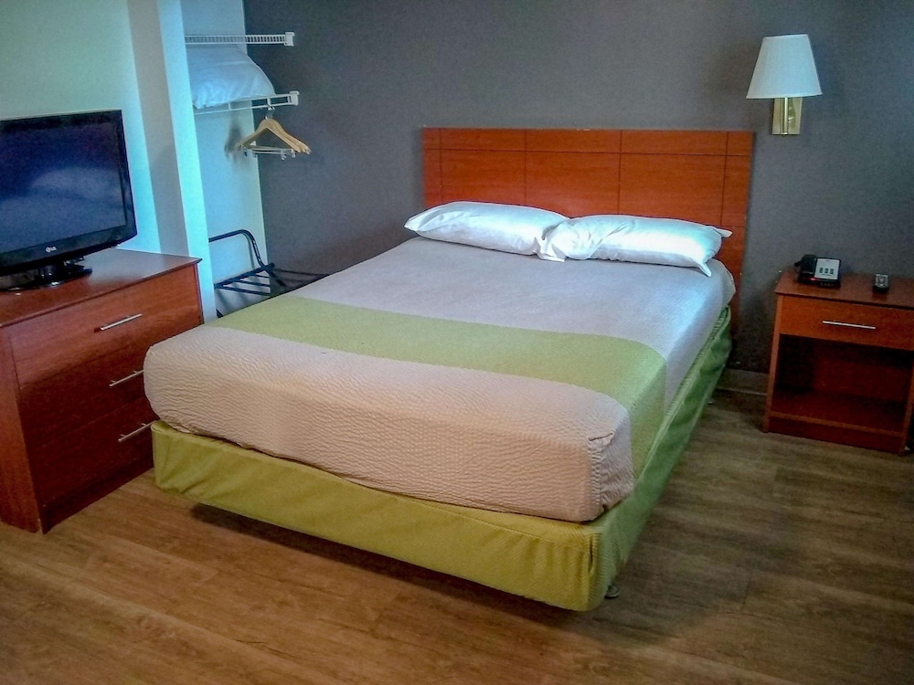 DELUXE, QUEEN BED, KITCHENETTE, SMOKING