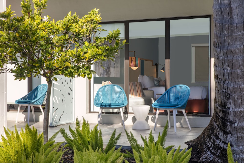 The Beachcomber St. Pete Beach, Outset Collection by Hilton 5/40
