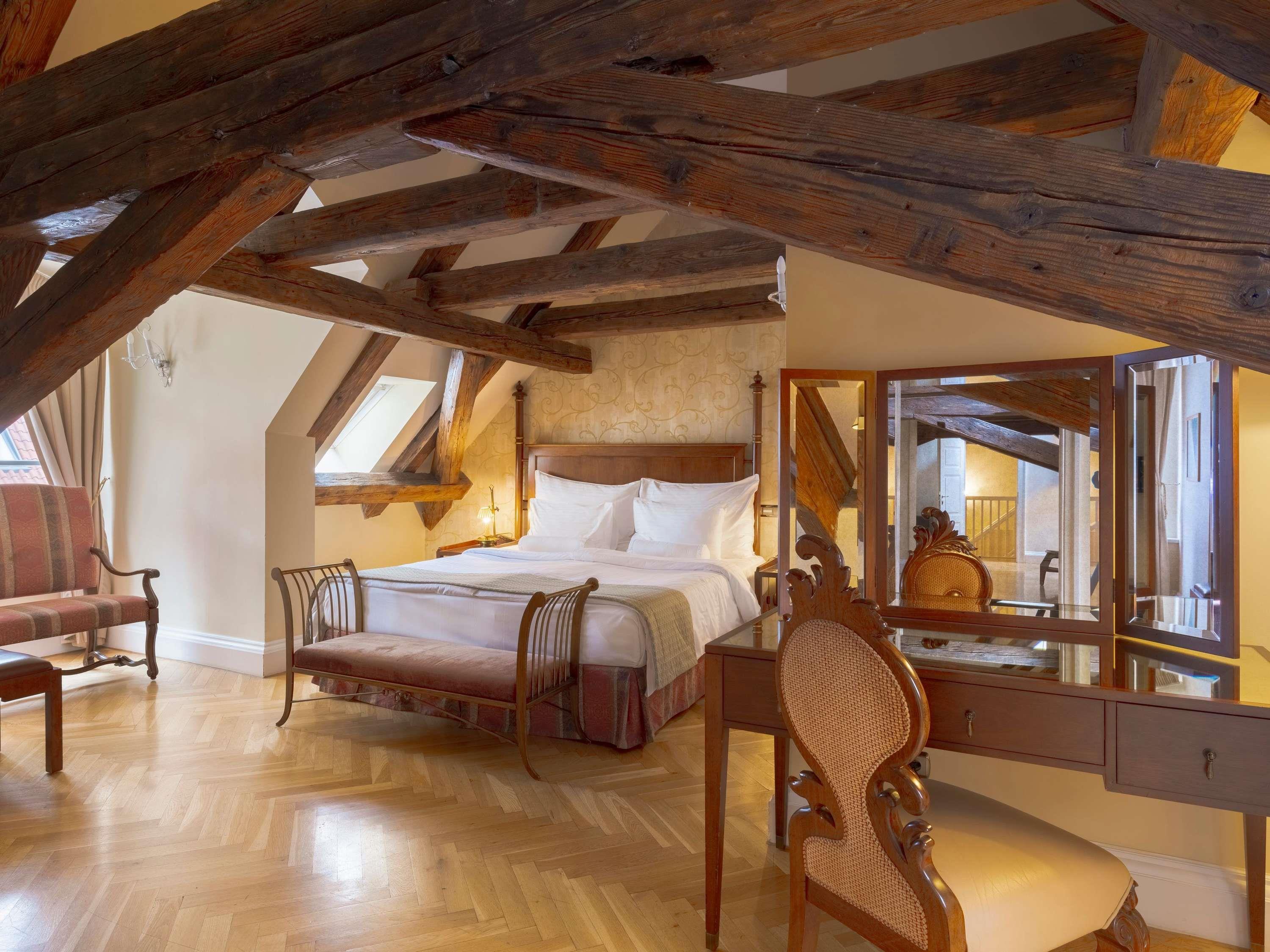 DELUXE, SUITE, KING BED