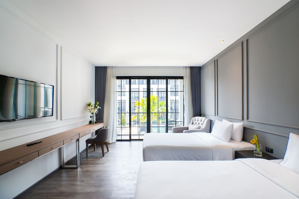 DELUXE, TWIN BEDS, POOL VIEW