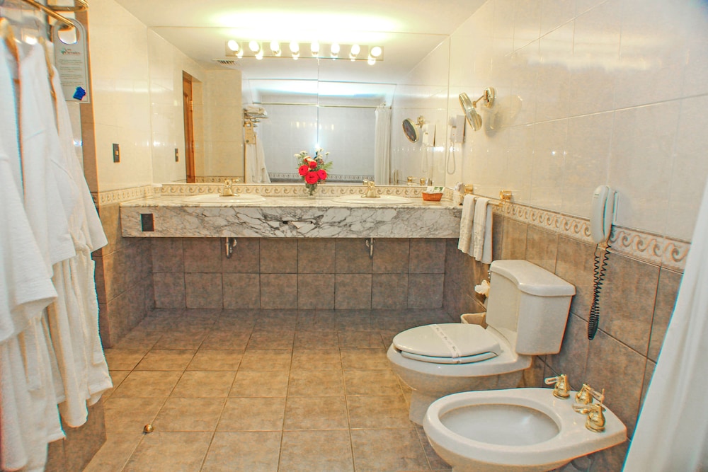 Los Parrales Hotel 32/33