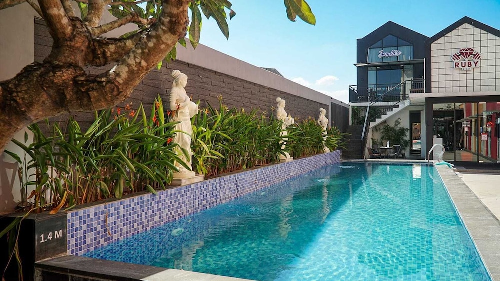 Front One Hotel Purwodadi 69/72