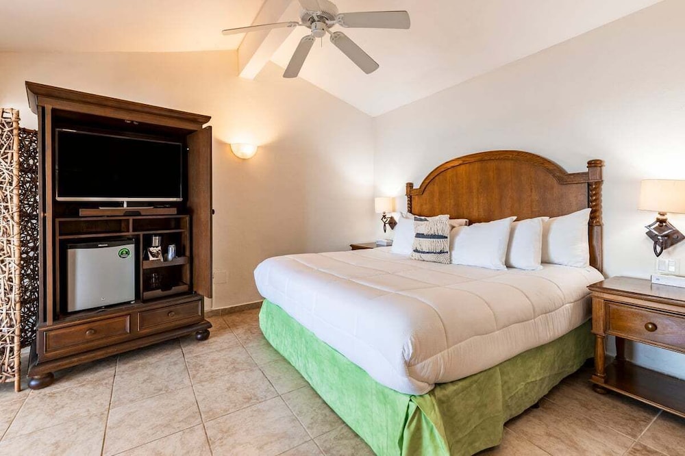 DELUXE, SUITE, KING BED, HOT TUB