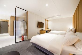 Suite, Triple, King Bed, Light View, Terrace, Bathtub