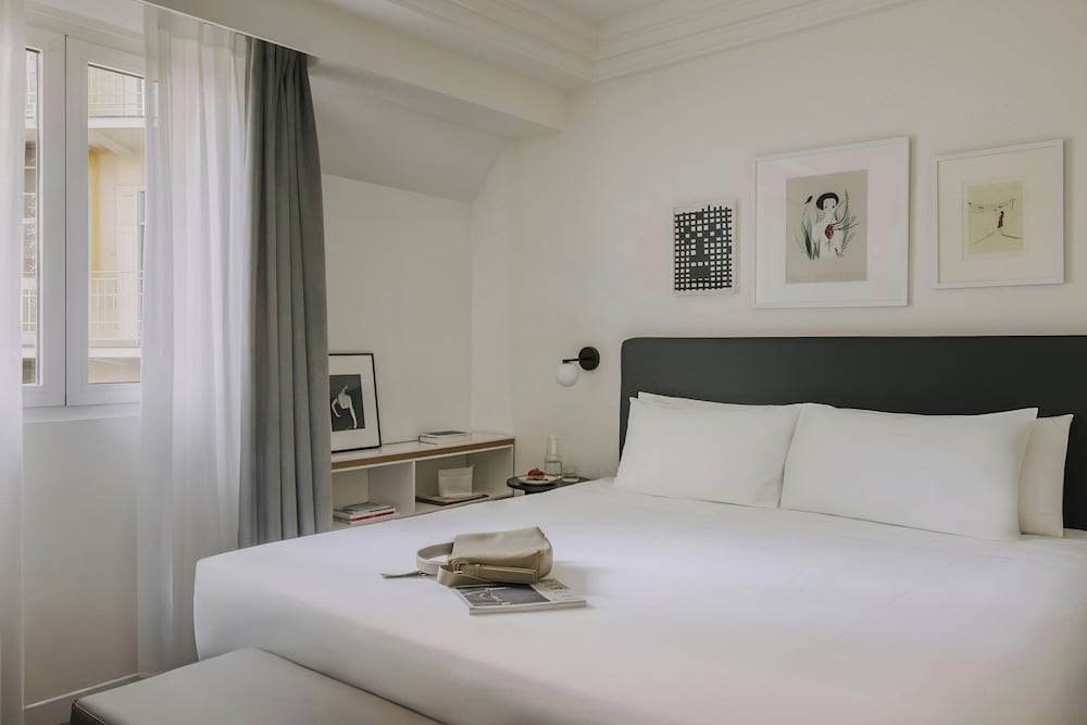 Superior, King Bed, Sofa