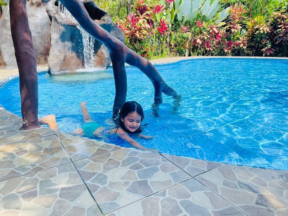 Aunty Arenal Lodge 38/50