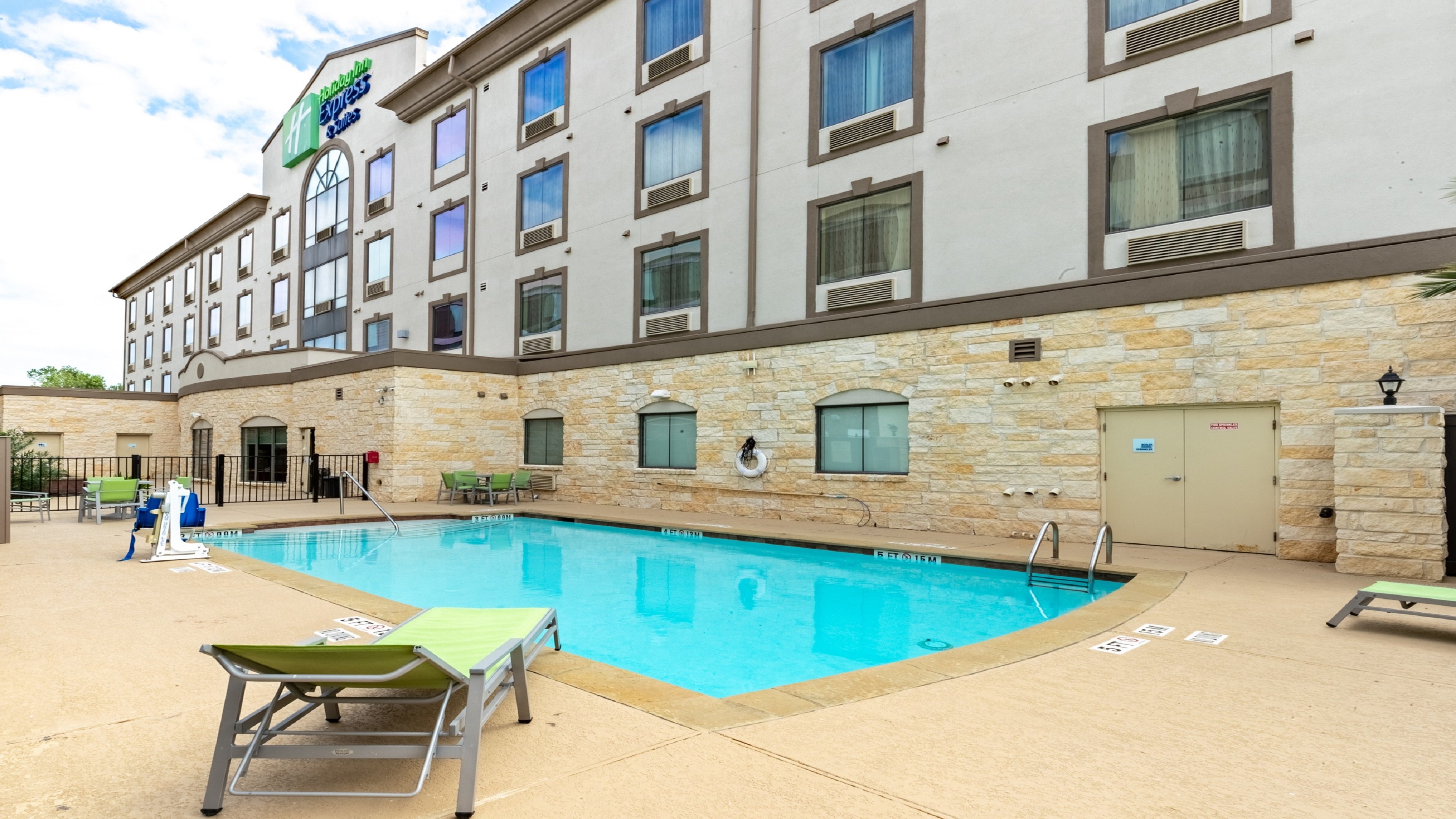 Holiday Inn Express Hotel & Suites Houston South - Pearland 4/61
