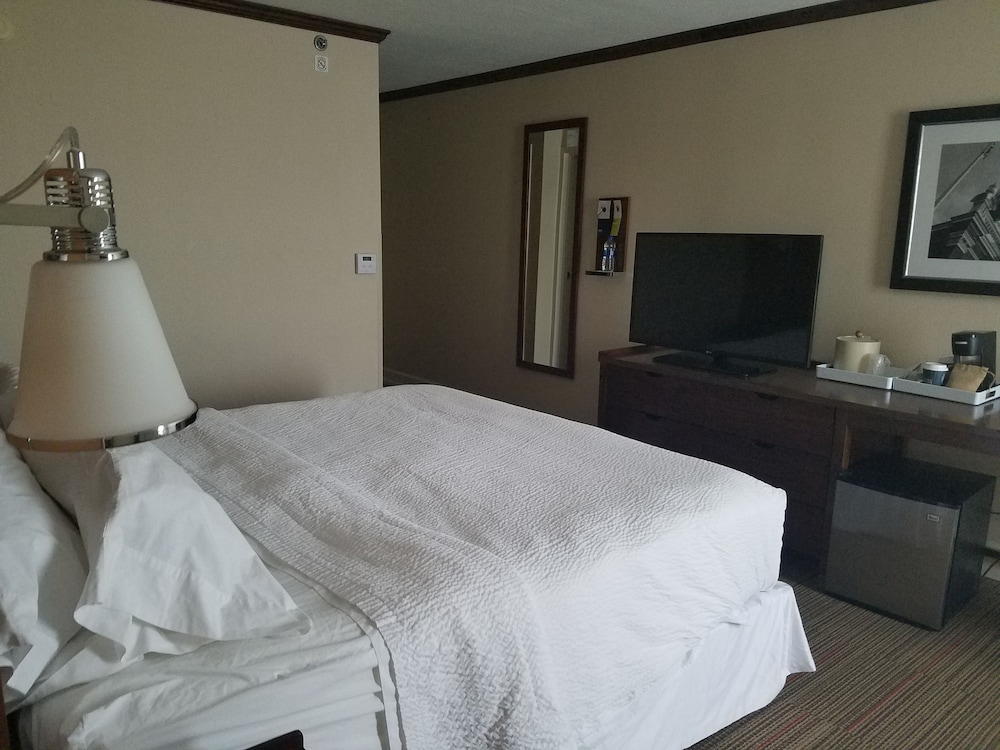 Four Points by Sheraton Kansas City Airport 8/36