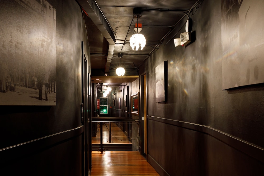 Hotel Hotel Hostel 12/18