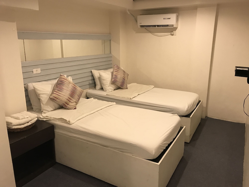 Hometown Hotel Bacolod - Lacson 12/74