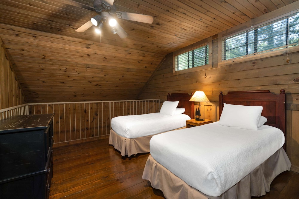 The Cabins At Green Mountain 25/68