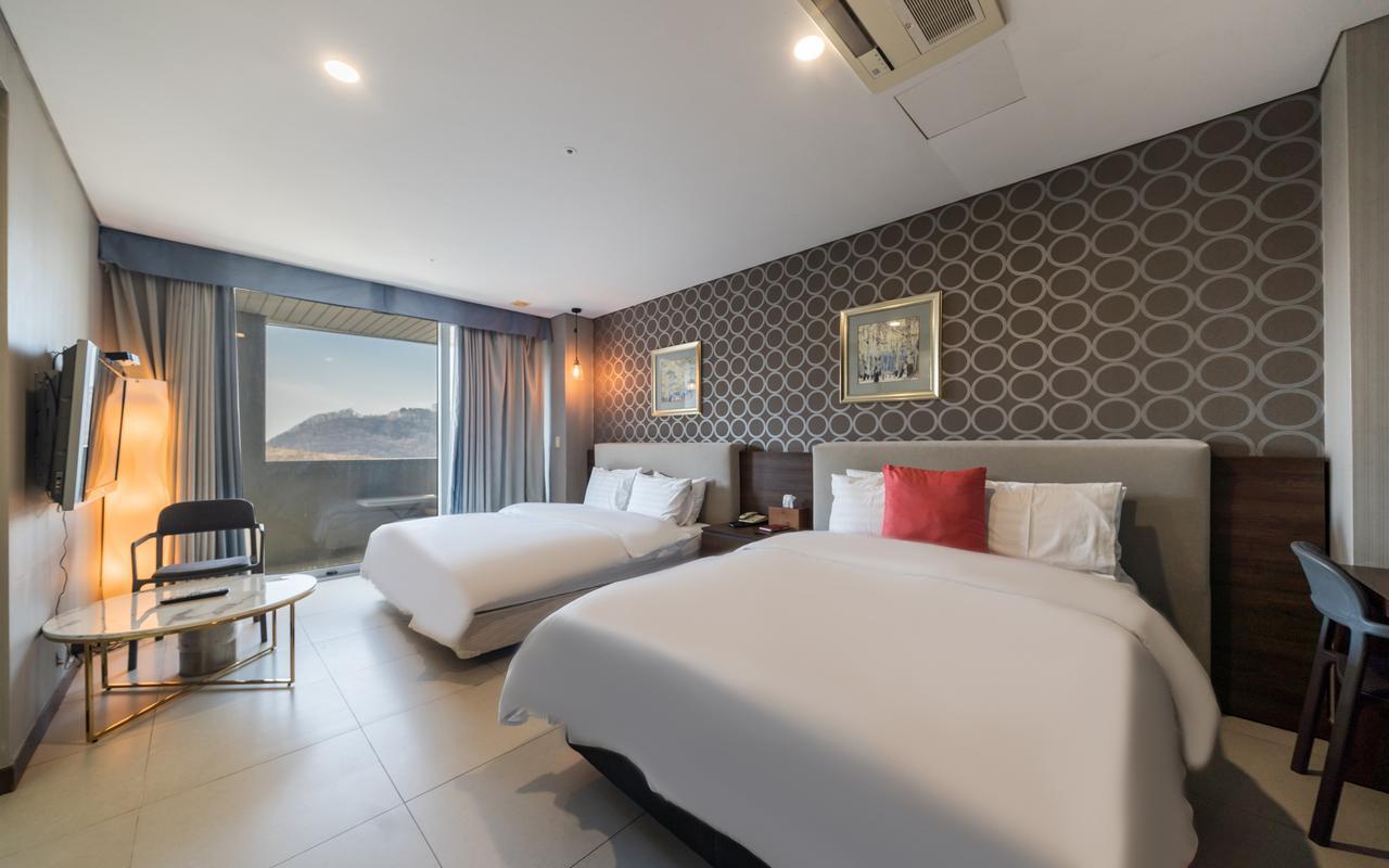 Suite, Twin Beds, River View