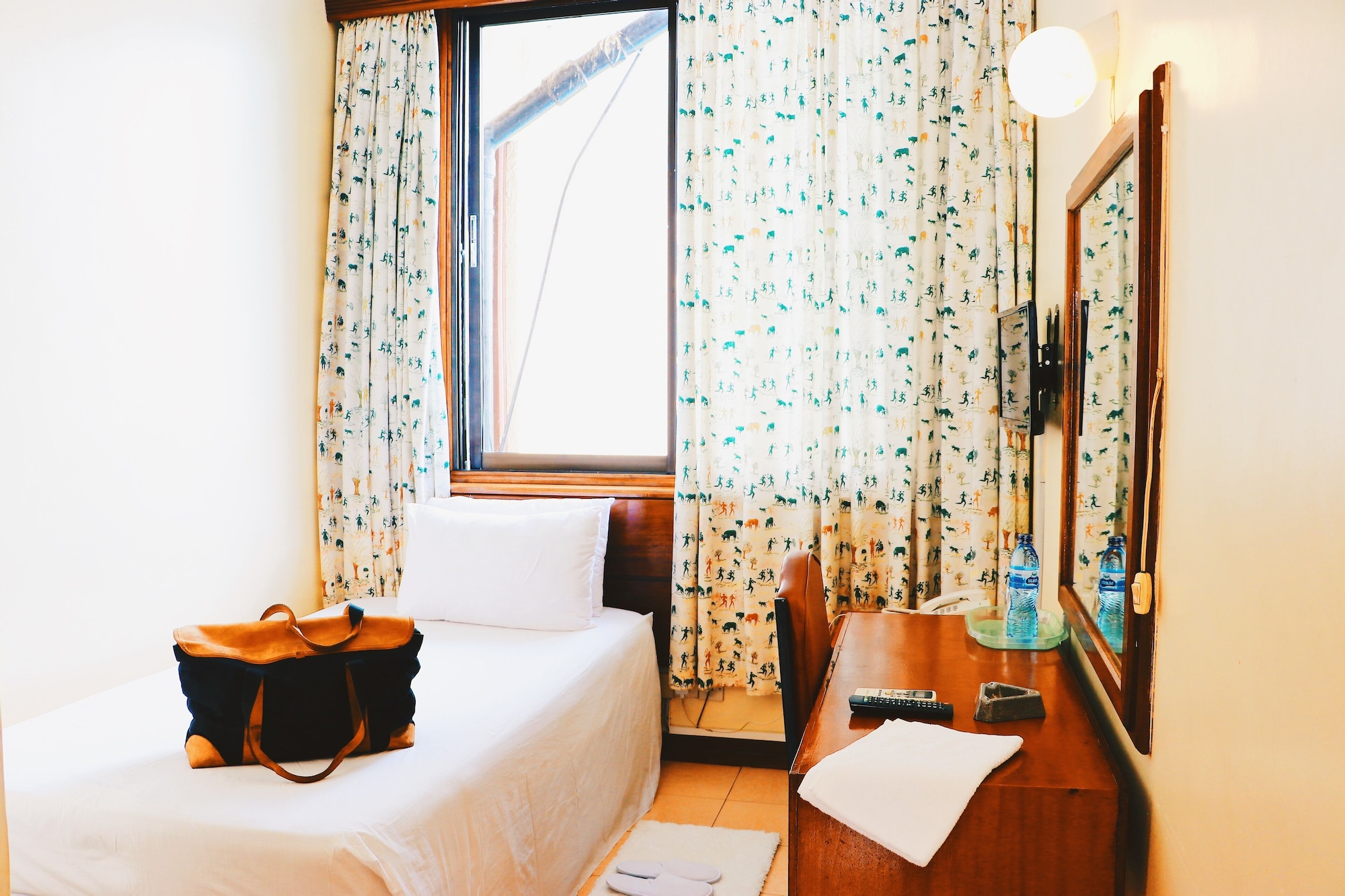 ROOM, SINGLE
