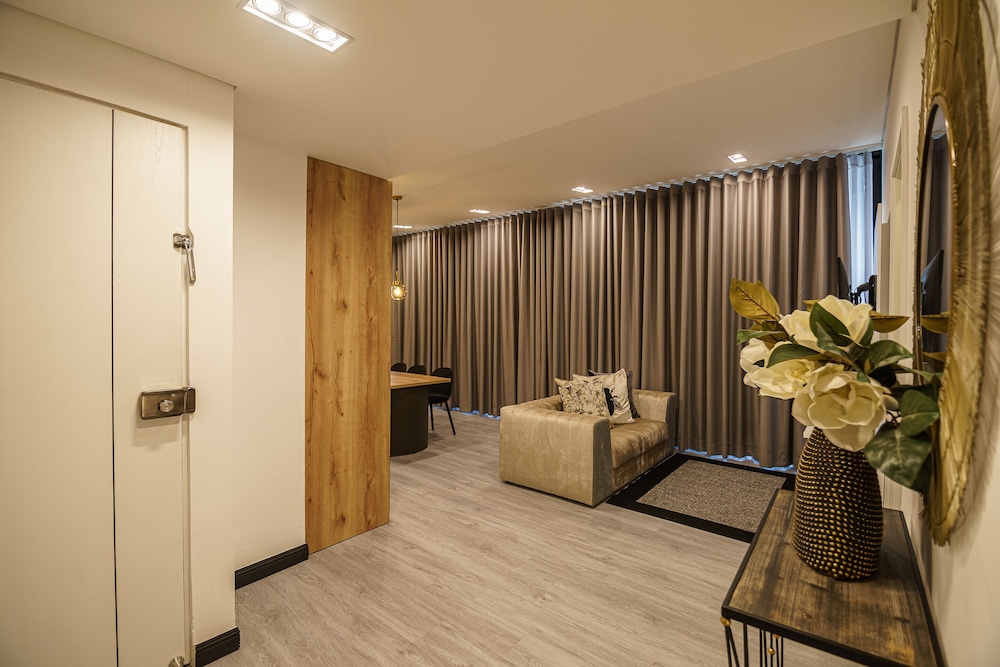 First Class Hotel 50/58