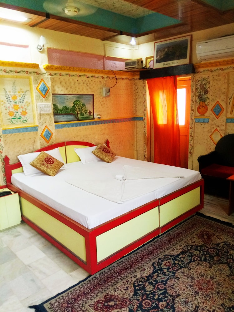Vista Rooms at Old Royal Palace 15/38