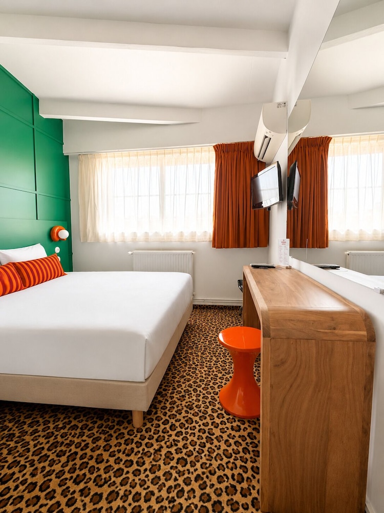 Ours Blanc Place Victor Hugo 29/67