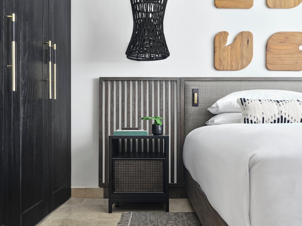 Essential, King Bed