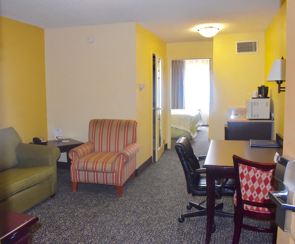 Days Inn & Suites By Wyndham Tucker/Northlake 16/24