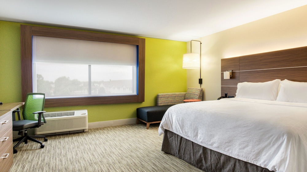 Holiday Inn Express Suites Racine 30/63