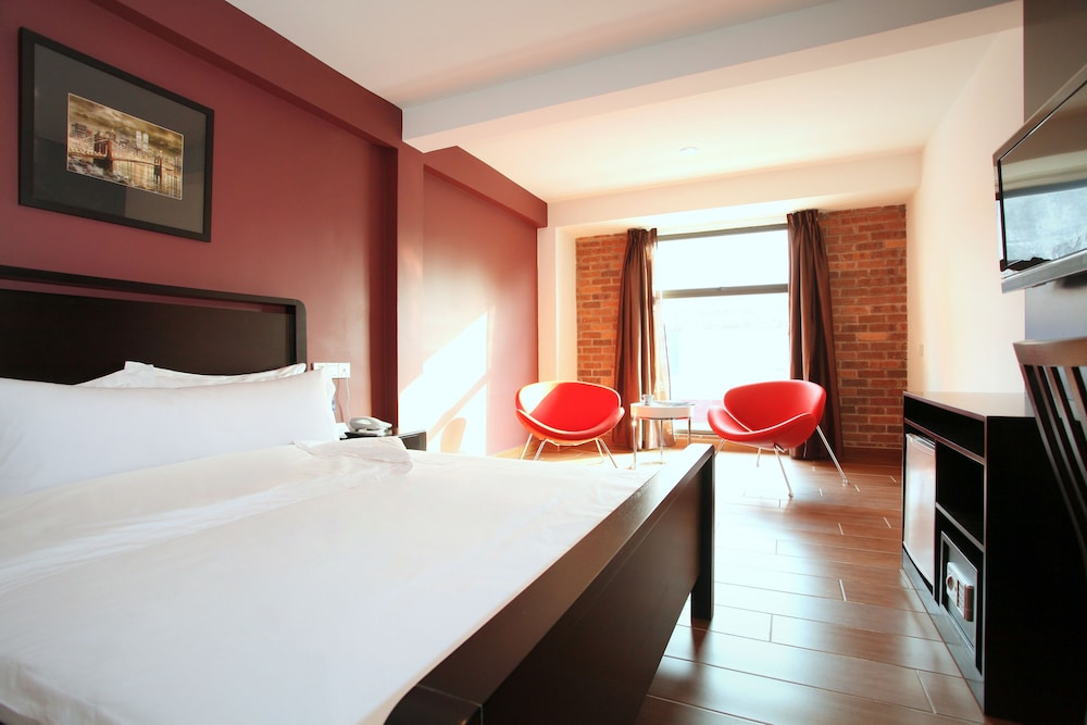 Crossroads Hotel 8/46