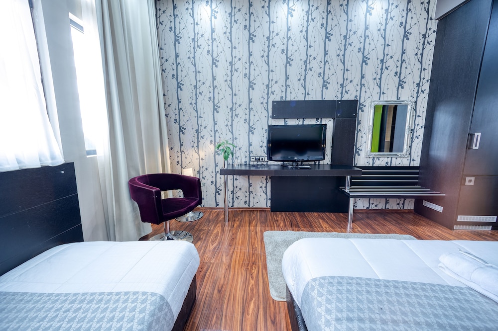 Gallery Art Hotel 10/68