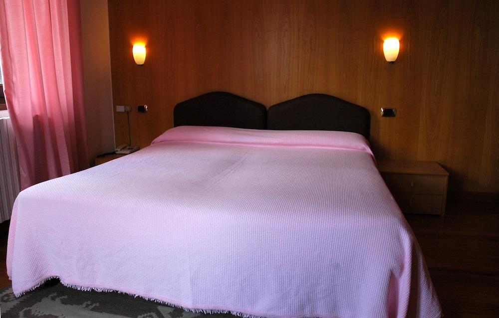 غرفة أساسية بسرير كوين بإطلالة على الحديقة، Hotel Sonenga 6/8