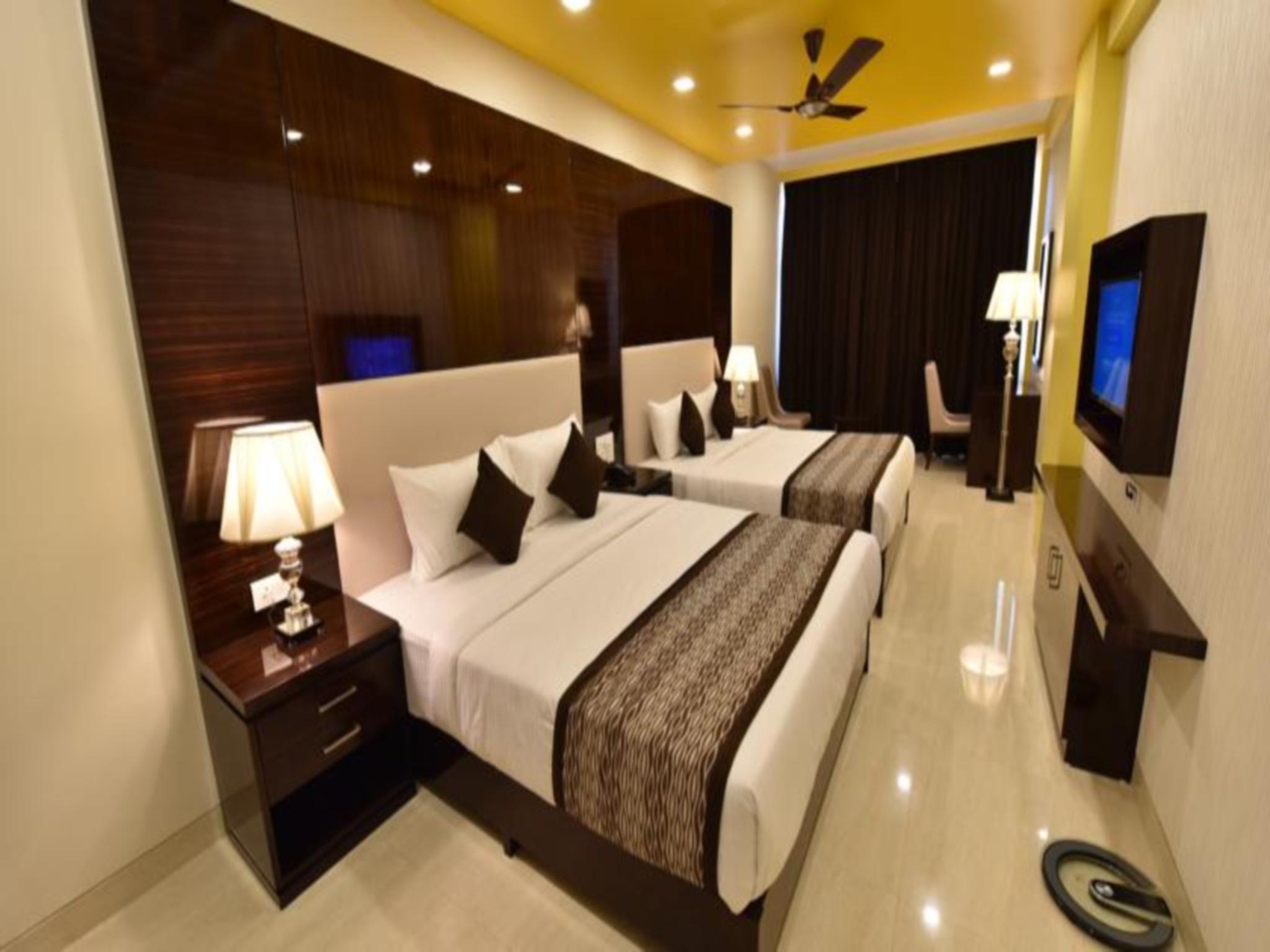 Friends and Family، Hotel Calangute Central 2/3