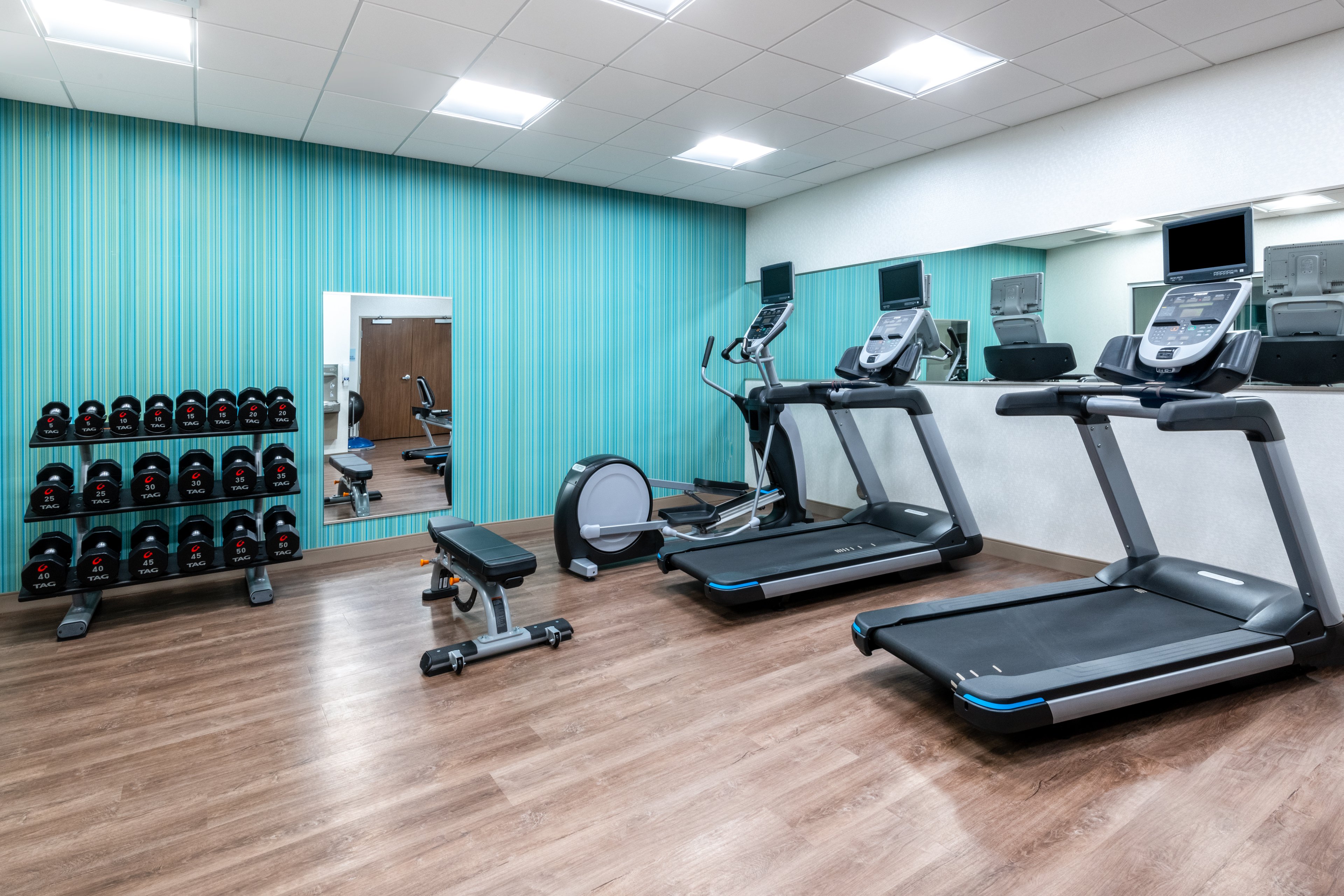 Holiday Inn Express Suites Colorado Springs South I 25 33/55